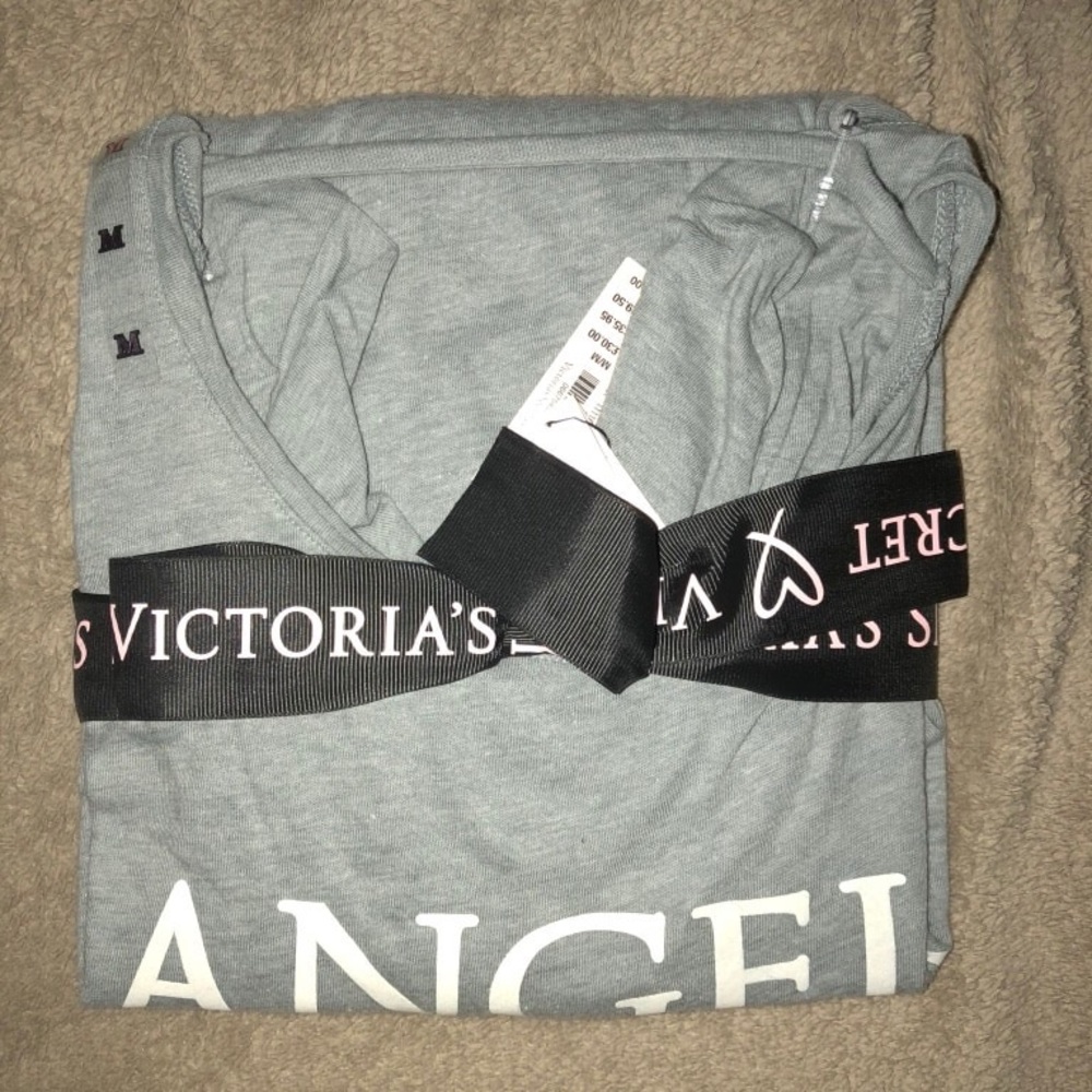 🔥🔥NWT Victoria Secret Long Sleeve 😴 shirt